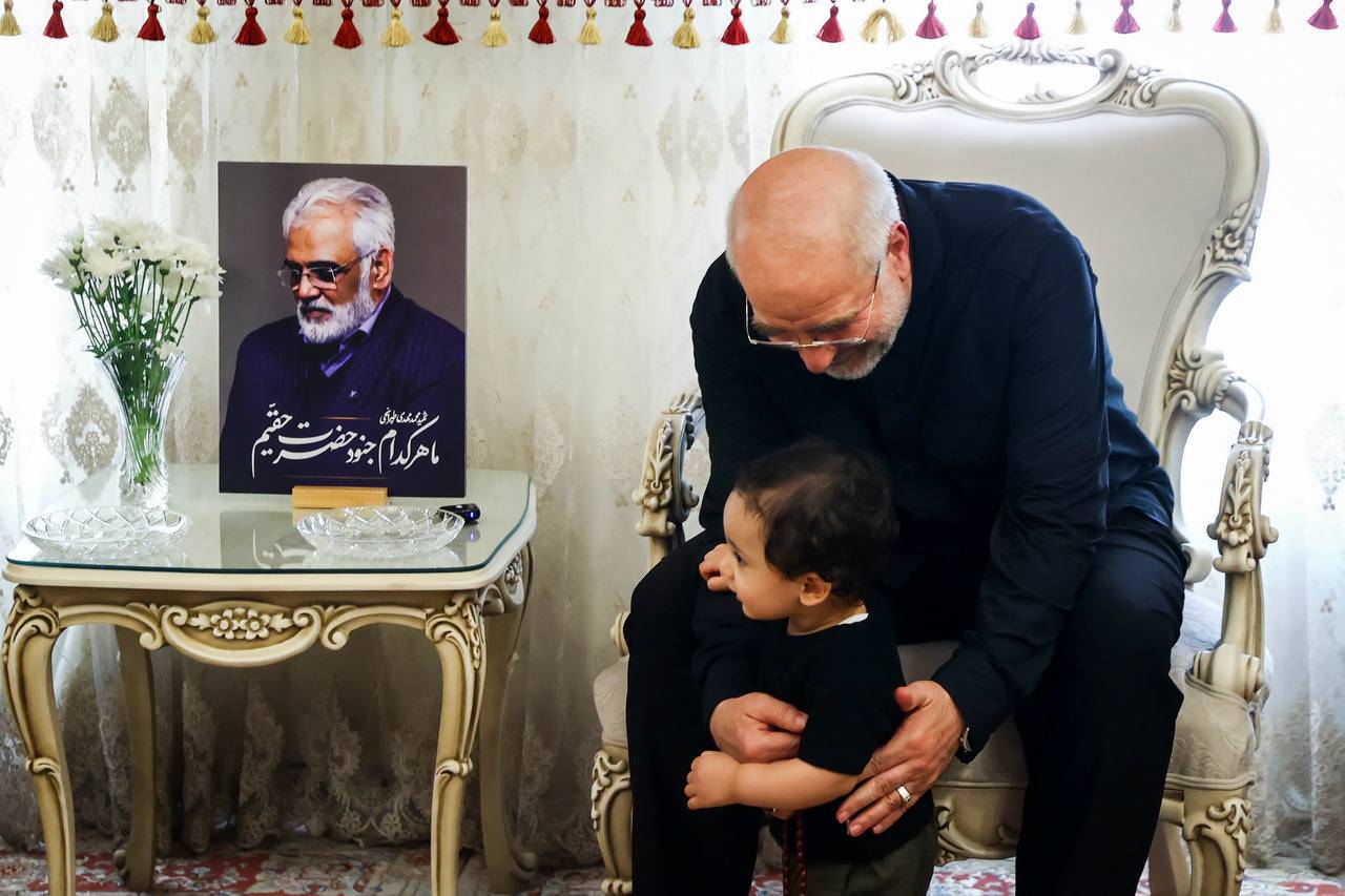 حضور قالیباف در منزل شهید طهرانچی