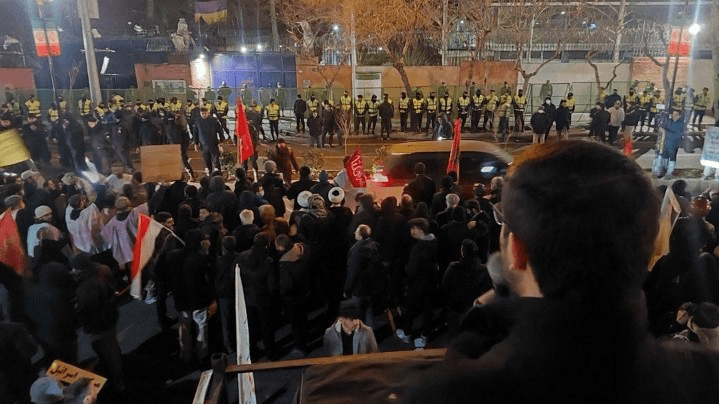 تجمع دانشجویان مقابل سفارت انگلیس در تهران