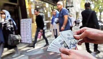 در خیابان فردوسی قیمت فروش دلار ۱۳۸ هزار تومان و یورو ۱۶۰ هزار تومان اعلام می شود