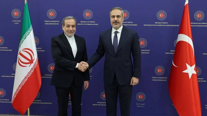 عراقچی و فیدان درباره آخرین تحولات ایران، تلفنی گفتگو کردند