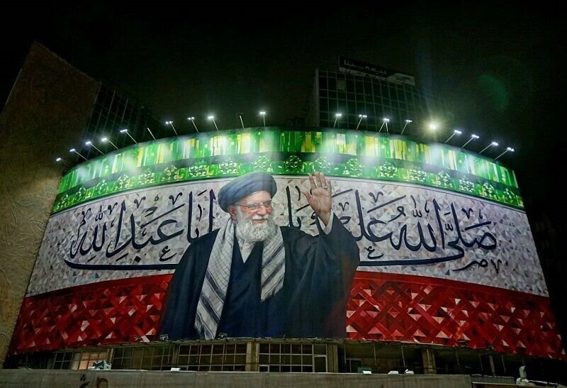 "ای مهر رخشان" با تصویری از رهبر انقلاب رونمایی شد: "نه فقط رهبر، که از نسل حسین(ع) است..."